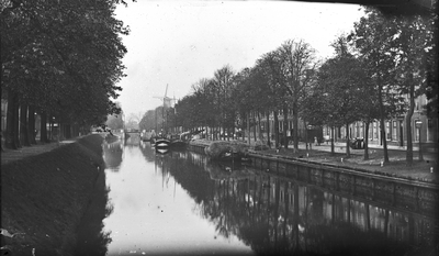41956 Gezicht op de Stadsbuitengracht te Utrecht, vanaf de Willemsbrug, uit het zuiden; rechts de Rijnkade en op de ...